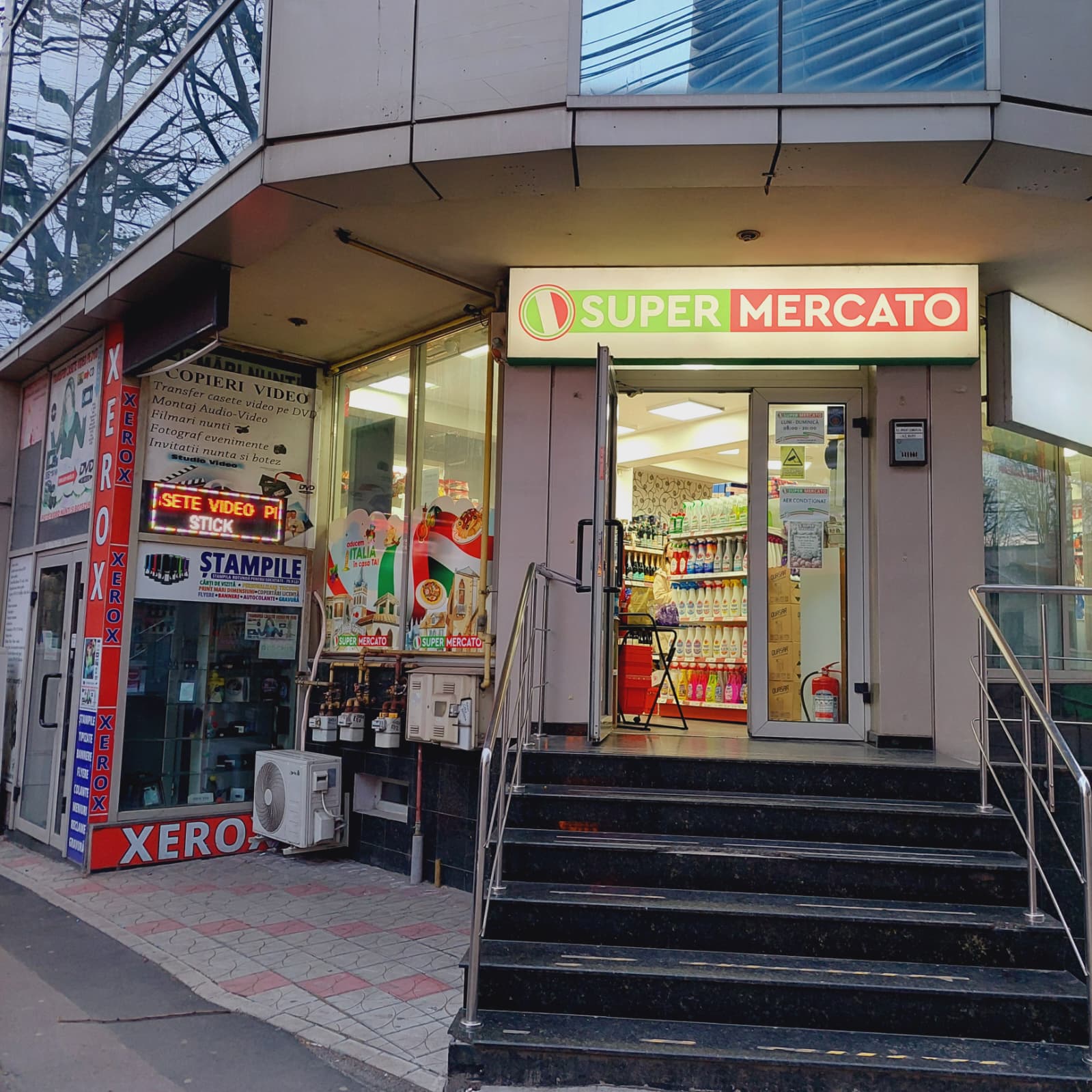Magazinul SUPERMERCATO din apropierea locației